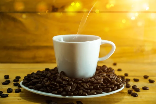 Kahve fincanı ve tabağı bir odun. — Stok fotoğraf