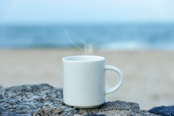 ビーチでコーヒーを飲んで. — ストック写真