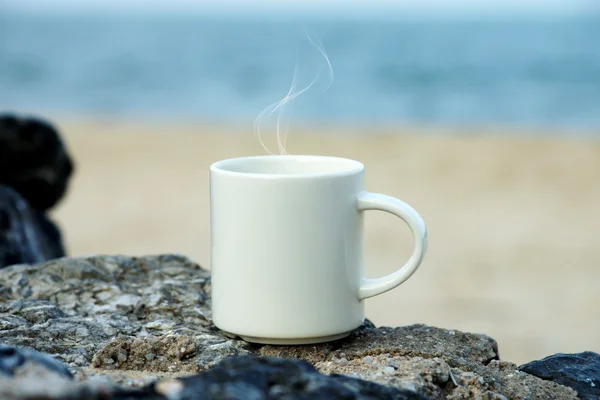 Káva na pláži. — Stock fotografie