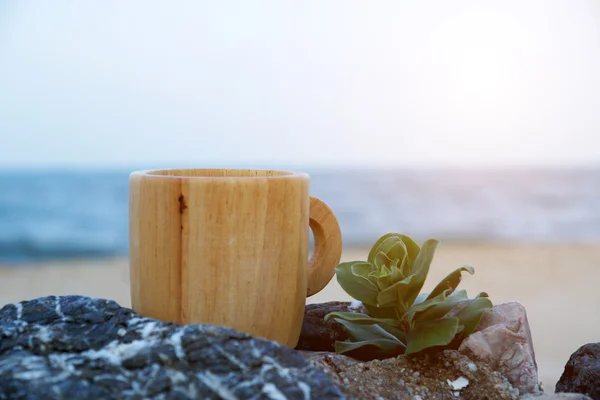 Koffie op het strand. — Stockfoto