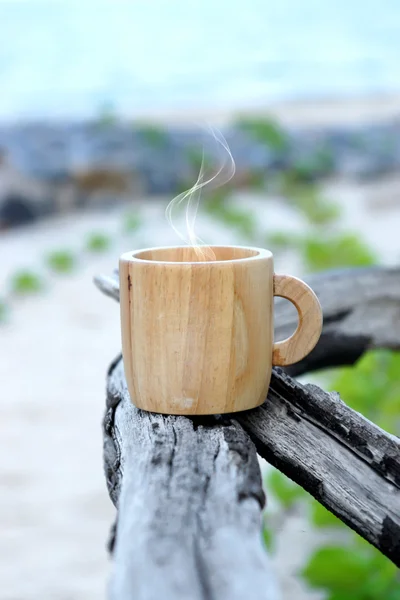 Koffie op het strand. — Stockfoto