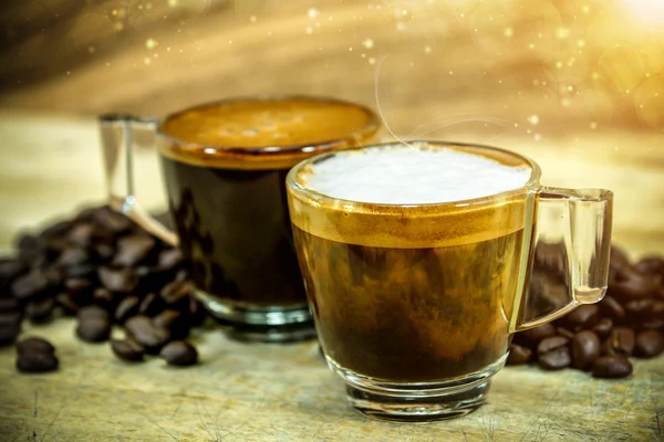 Heißer Espresso und Macchiato-Kaffee. — Stockfoto