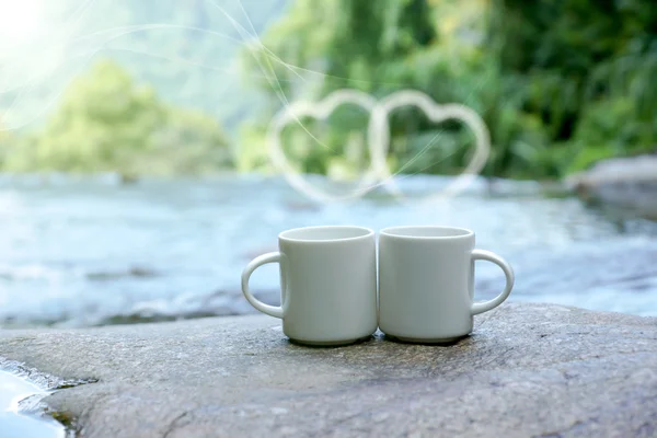 Refreshments and coffee on the rocks at the falls. — Stock Photo, Image