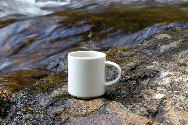 Refreshments and coffee on the rocks at the falls. — Stock Photo, Image