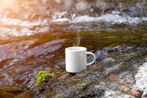 Refreshments and coffee on the rocks at the falls. — Stock Photo, Image