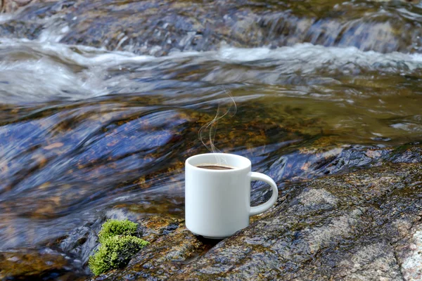 Refreshments and coffee on the rocks at the falls. — Stock Photo, Image