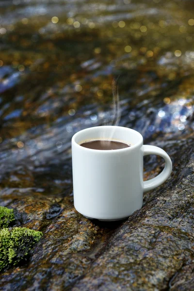 Drankjes en koffie op de rotsen bij de watervallen. — Stockfoto