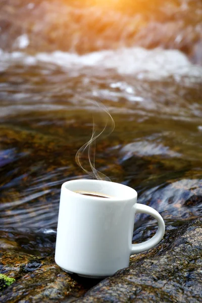 Förfriskningar och kaffe på klipporna på falls. — Stockfoto