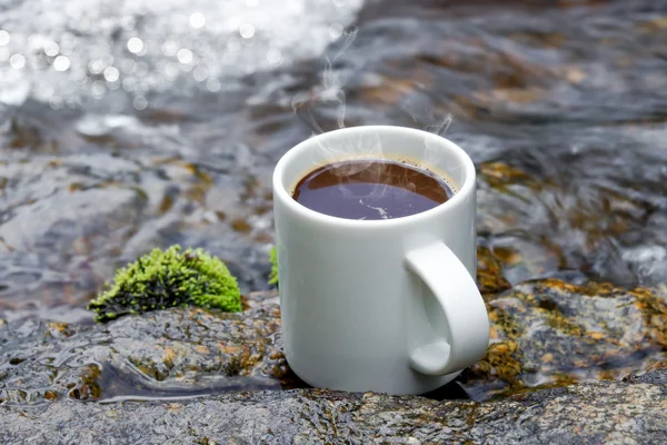 Erfrischungen und Kaffee auf den Felsen an den Wasserfällen. — Stockfoto