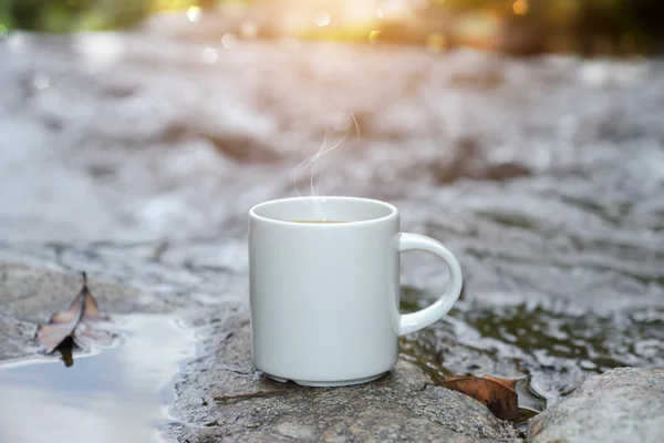 Refreshments and coffee on the rocks at the falls. — Stock Photo, Image