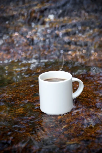 Drankjes en koffie op de rotsen bij de watervallen. — Stockfoto