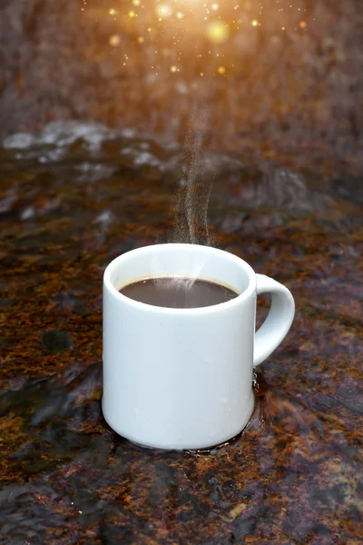 Erfrischungen und Kaffee auf den Felsen an den Wasserfällen. — Stockfoto