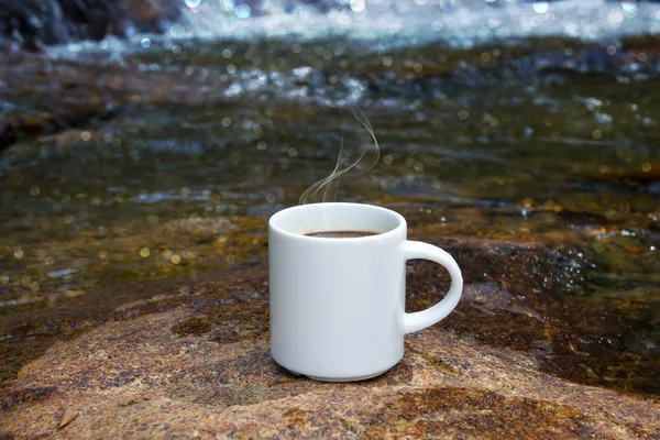 Rinfreschi e caffè sulle rocce alle cascate . — Foto Stock