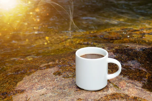 Rafraîchissements et café sur les rochers aux chutes . — Photo