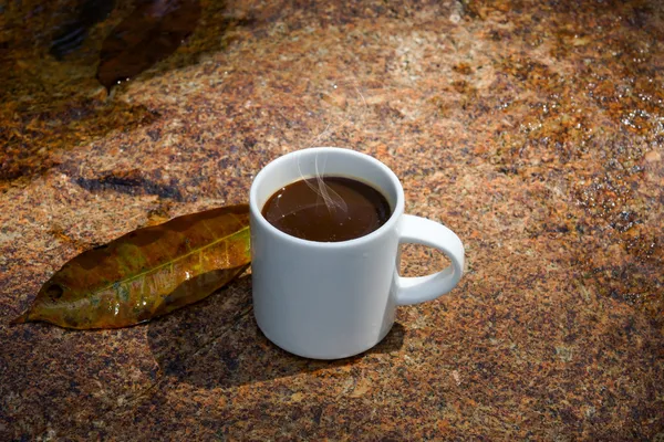 Refreshments and coffee on the rocks at the falls. — Stock Photo, Image