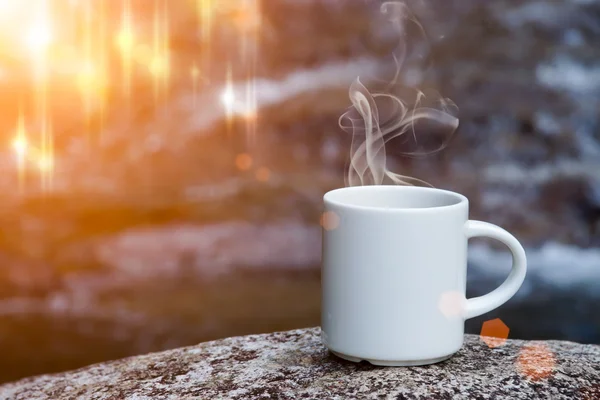 Erfrischungen und Kaffee auf den Felsen an den Wasserfällen. — Stockfoto