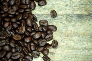 ahşap zemin üzerinde kahve çekirdeği