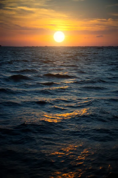 Lago e cielo al tramonto — Foto Stock
