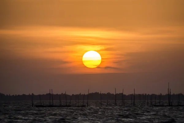 Lake en sky bij zonsondergang — Stockfoto