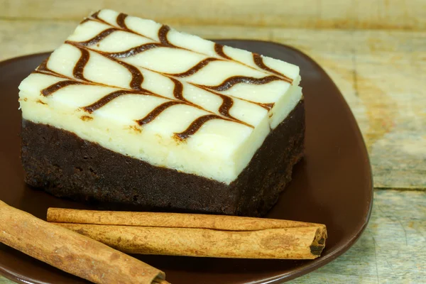 Tarçın çikolatalı brownie yakın çekim. — Stok fotoğraf