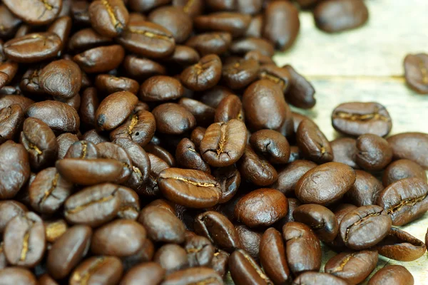 Grão de café em fundo de madeira — Fotografia de Stock