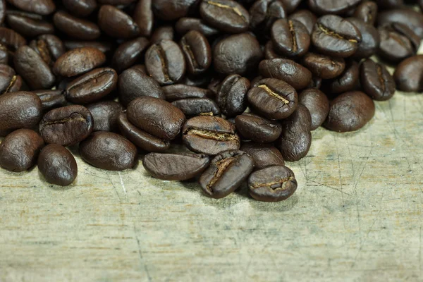 Kaffeebohne auf Holzgrund — Stockfoto
