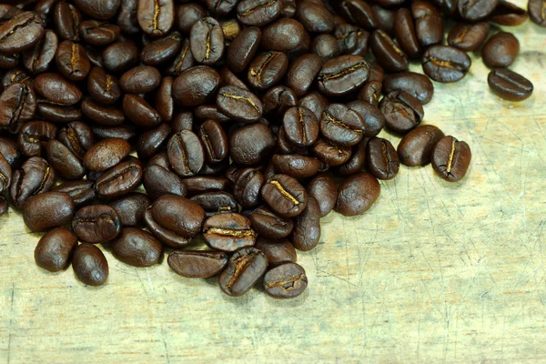 Grão de café em fundo de madeira — Fotografia de Stock