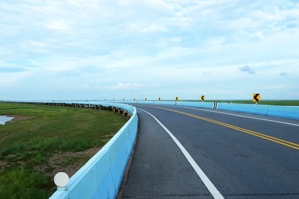 Lege weg en de gele verkeer lijnen met wolken. — Stockfoto