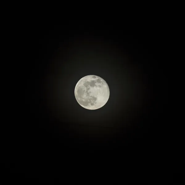 在其最大也被称为月亮，百叶窗十百分之大的月亮 — 图库照片
