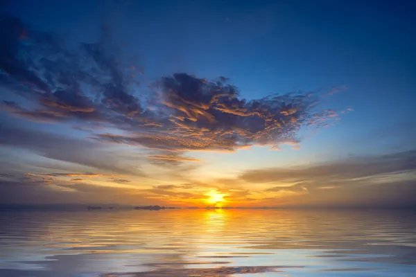 Zachód Słońca Niebo Nad Jeziorem Chmurami Tle Nieba — Zdjęcie stockowe