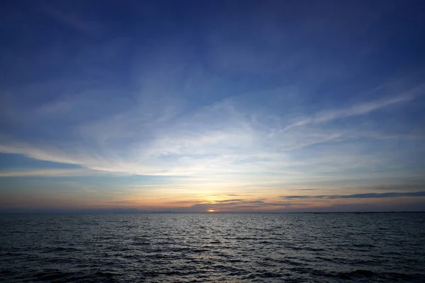 Zachód Słońca Niebo Nad Jeziorem Chmurami Tle Nieba — Zdjęcie stockowe
