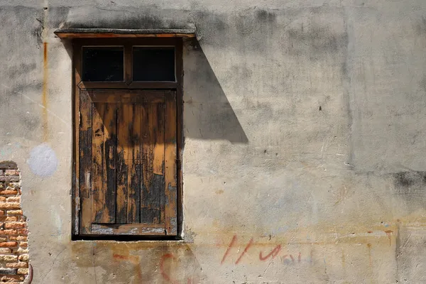 Alte Fenster Der Wand Mit Schatten Und Leere — Stockfoto