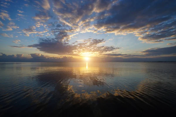 Paisaje Marino Cielo Atardecer Con Nubes Lago — Foto de Stock