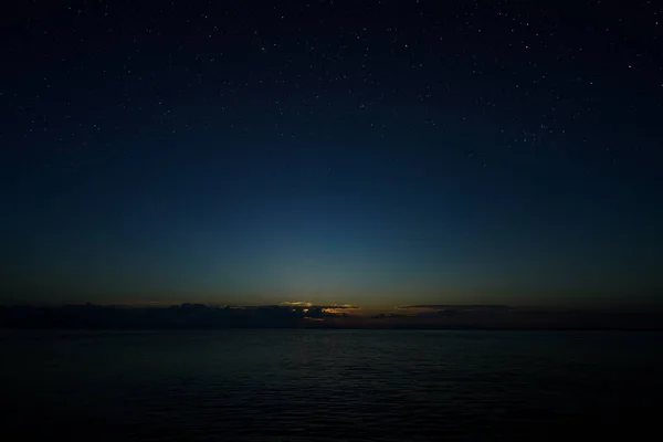 Zeegezicht Twilight Hemel Met Sterren Aan Het Meer — Stockfoto