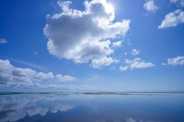 Hermoso Cielo Nublado Sobre Lago Vacío —  Fotos de Stock