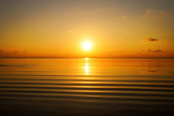 Przylądek Złote Godziny Niebo Nad Jeziorem Miękką Falą — Zdjęcie stockowe