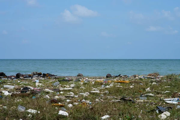 Verschwommenes Bild Von Müll Einem Schmutzigen Strand Mit Meer Und — Stockfoto