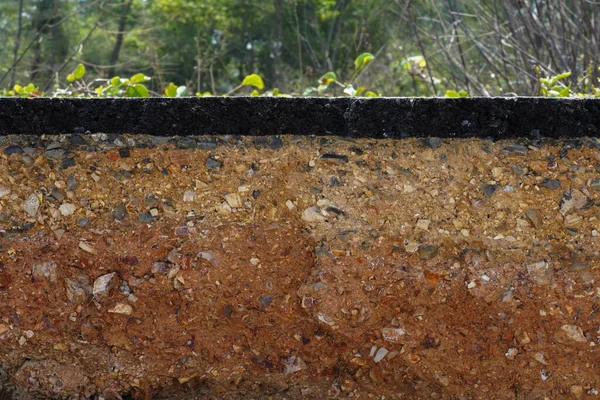 Warstwa Gleby Drodze Zapadła Się Rozmytym Tłem — Zdjęcie stockowe