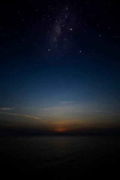 Vertikální Obraz Přímořské Krajiny Soumrak Oblohy Hvězdami Jezera — Stock fotografie