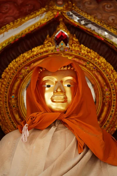 Buddhova Socha Závojem Rozmazaným Pozadím — Stock fotografie