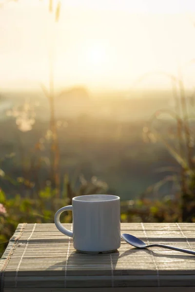 Imagen Vertical Taza Café Atardecer Con Fondo Borroso — Foto de Stock