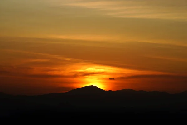 Chmura Ogień Nad Shilhouette Góra Zachodzie Słońca Niebo Miękkimi Chmurami — Zdjęcie stockowe