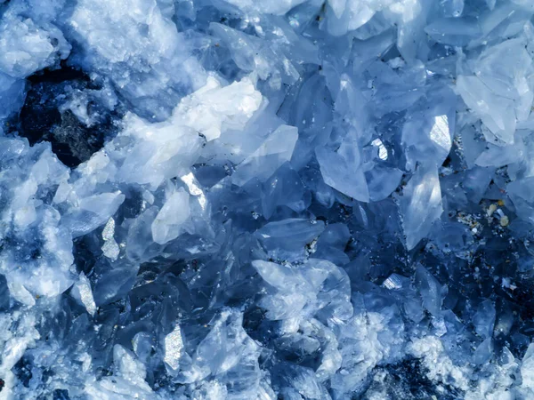 Kayanın arka planındaki yumuşak mavi kuvars taş yapısını kapat.