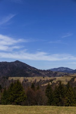 Dağların manzarası ve arkasında bulutlar olan mavi gökyüzü 