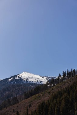 Arka planda kar ve mavi gökyüzü olan dağ manzarası 