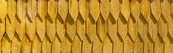 Žlutá Dřevěná Střecha Dne Venku Prapor — Stock fotografie