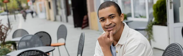 Sonriente Hombre Afroamericano Mirando Cámara Terraza Cafetería Pancarta — Foto de Stock