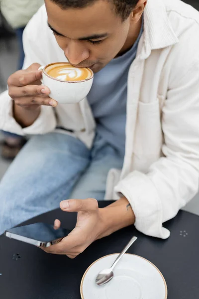 Afro Amerikan Bir Adamın Akıllı Telefondan Mesajlaşması Kafeterya Terasında Cappuccino — Stok fotoğraf