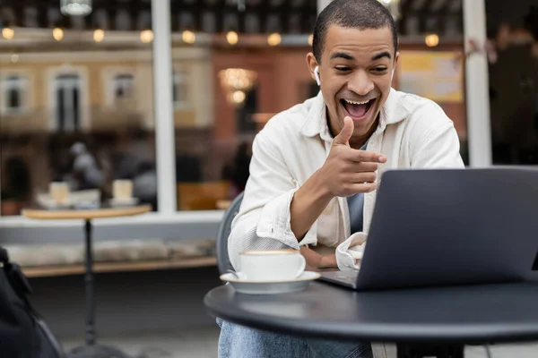 Hombre Afroamericano Feliz Gesto Durante Videollamada Terraza Verano Cafetería — Foto de Stock