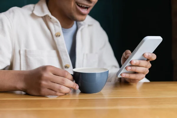 Cropped View Cheerful African American Man Texting Smartphone Cup Table — Stock Photo, Image